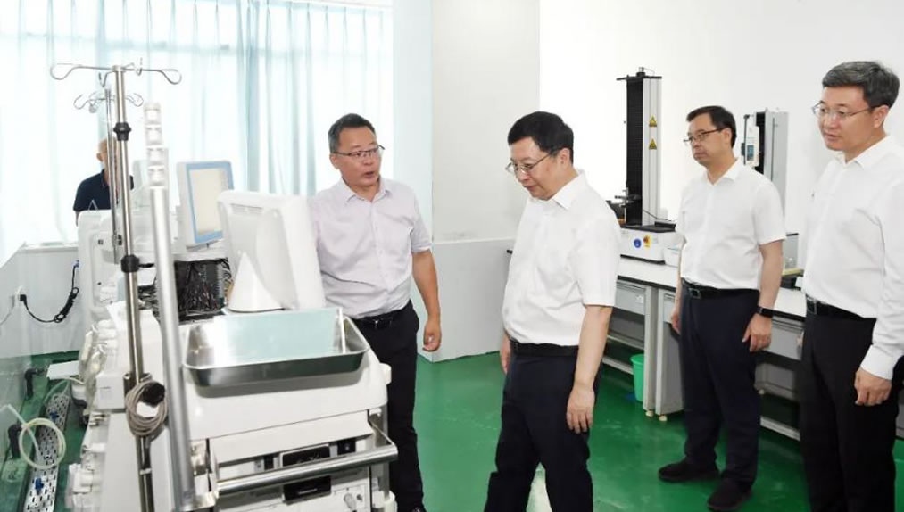 重庆市委副书记、市长胡衡华莅临卡卡湾厅公司调研